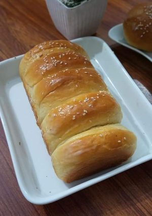 A picture of Condensed milk bread and bun.