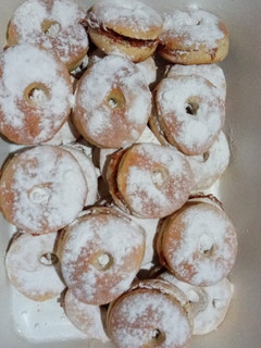Una foto de Donas rellenas con dulce de leche