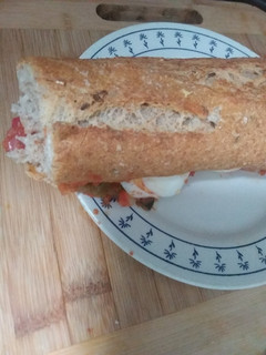 Una foto de 🥖Bocadillo de pisto 🍅🧅🥒🫑🌶️ con huevo cocido