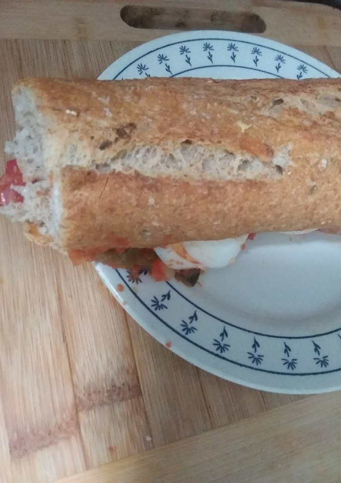 Una foto de 🥖Bocadillo de pisto 🍅🧅🥒🫑🌶️ con huevo cocido