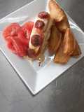 Cancato de salmón acompañado de Ensalada de Tomate y Papas fritas