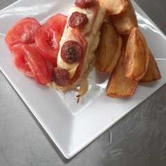 Una foto de Cancato de salmón acompañado de Ensalada de Tomate y Papas fritas