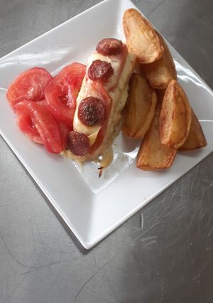 Una foto de Cancato de salmón acompañado de Ensalada de Tomate y Papas fritas