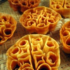 A picture of Fried Rose Cookies.