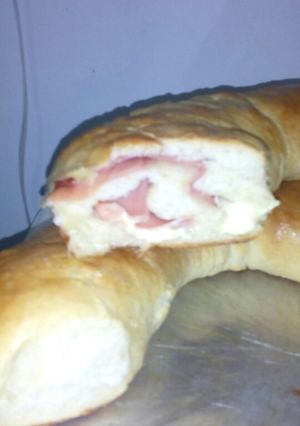 Una foto de Pan arrollado de jamón y queso