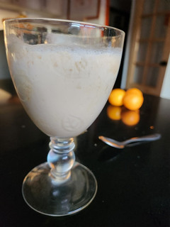 Una foto de Panna cotta de mandarina