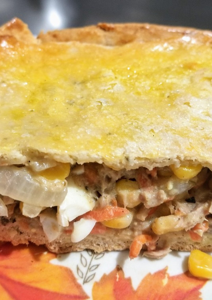 Una foto de Tarta de atún, choclo, zanahoria, huevo y cebolla