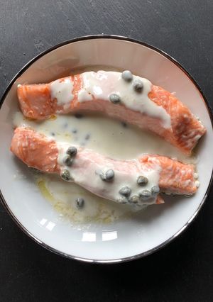 Une photo de Pavés de saumon sauce aux câpres et citron