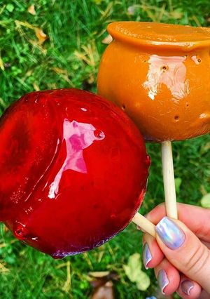 A picture of [Vegan] Caramel Apples.