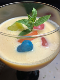 Una foto de Batido de kéfir y melocotón con hierbabuena fresca