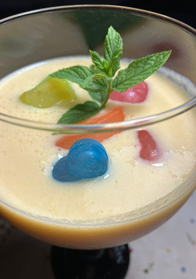 Una foto de Batido de kéfir y melocotón con hierbabuena fresca