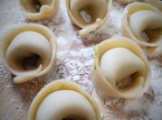 Una foto de masa para cappelletti