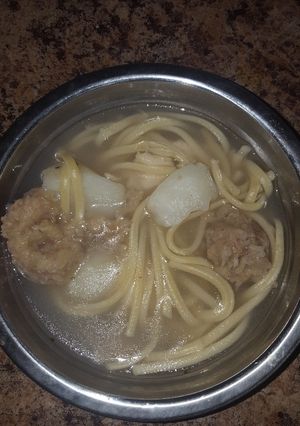 Una foto de Sopas de pollo con bolitas de guineo verde