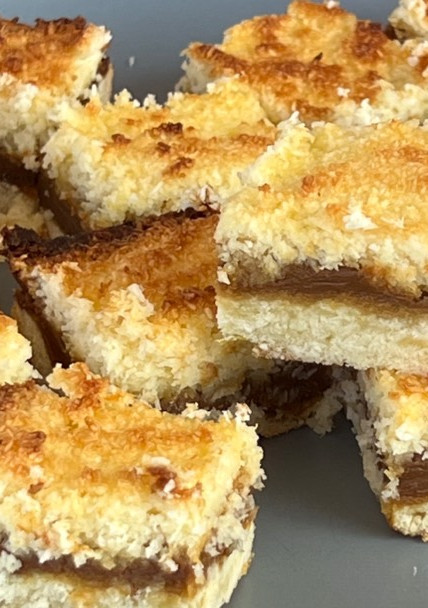 Una foto de Cuadrados de coco y dulce de leche