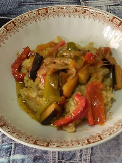 Una foto de Mijo, verduras y aliño de cúrcuma