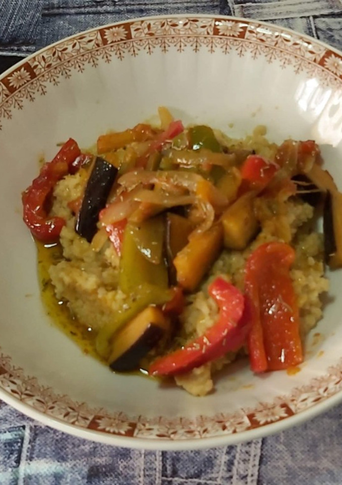 Una foto de Mijo, verduras y aliño de cúrcuma