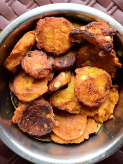A picture of Dal fritters.