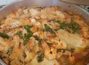 Foto de Caldeirada de Peixe e Camarão com Pão Torrado