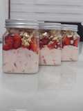 Postre helado con frutillas en vasito