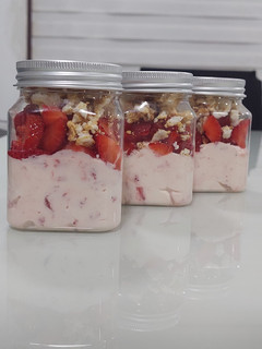 Una foto de Postre helado con frutillas en vasito