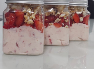 Una foto de Postre helado con frutillas en vasito