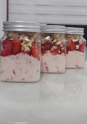 Una foto de Postre helado con frutillas en vasito