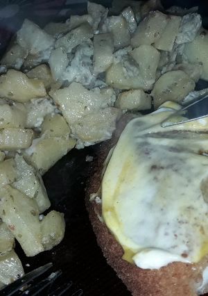 Una foto de Milanesa de Pechuga C/ Papa y Huevo Revueltos🤤