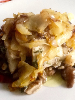 Una foto de Bacalao con setas y cebolla caramelizada