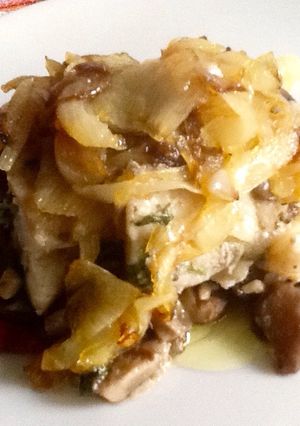 Foto principal de Bacalao con setas y cebolla caramelizada