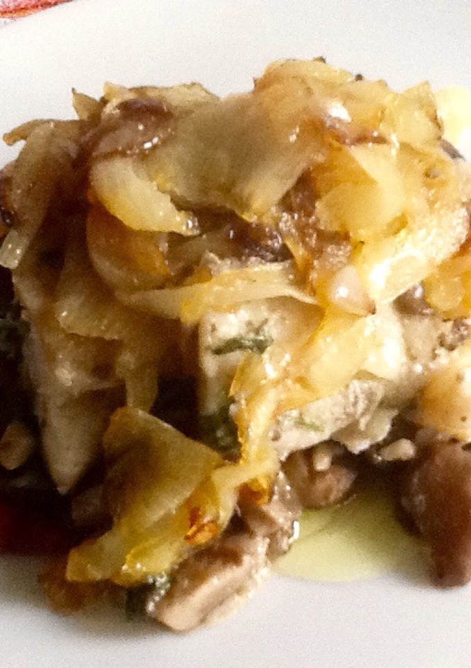 Una foto de Bacalao con setas y cebolla caramelizada
