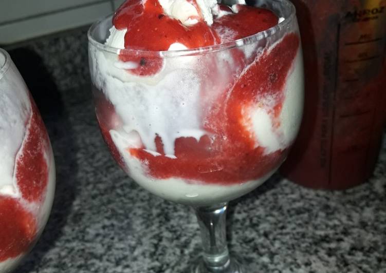 How to Make Quick Postre helado con salsa de frutillas casera..