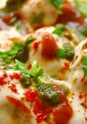 A picture of Dahi bhalla.