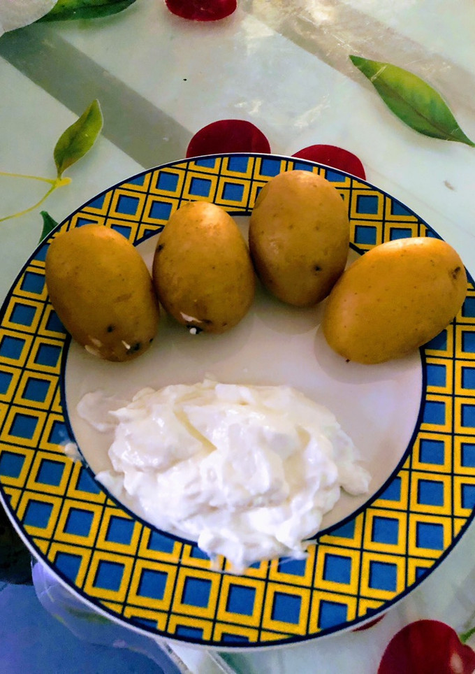 Una foto de Patatas cocidas de mi mamá con alioli de leche