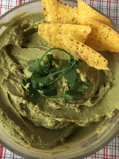 Una foto de Hummus de aguacate, un entrante muy versátil y fácil de preparar. Apto para personas diabéticas