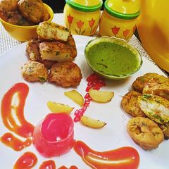 A picture of Samolina palak aaloo pakodas.
