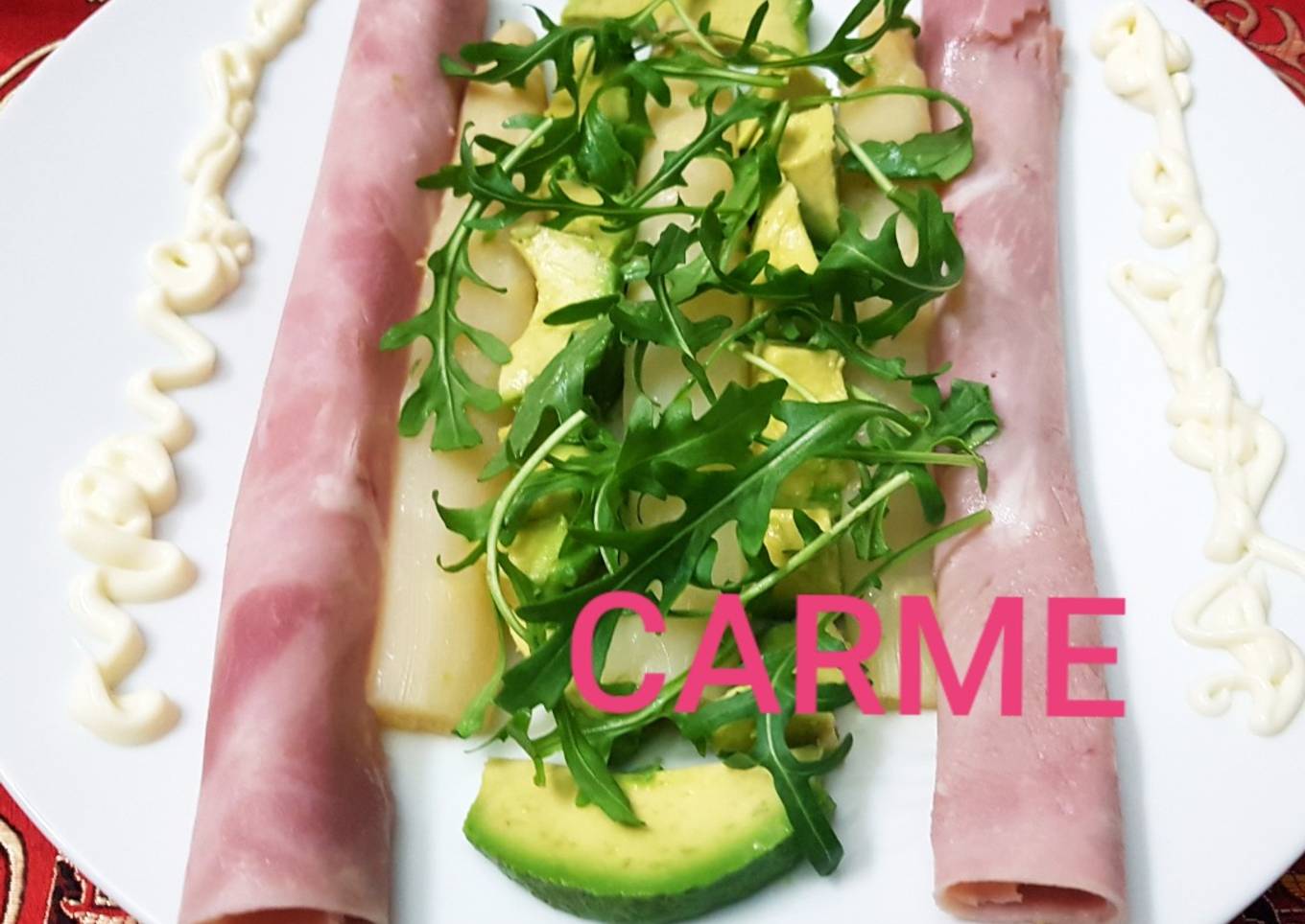 Aguacate, espárragos y jamón york