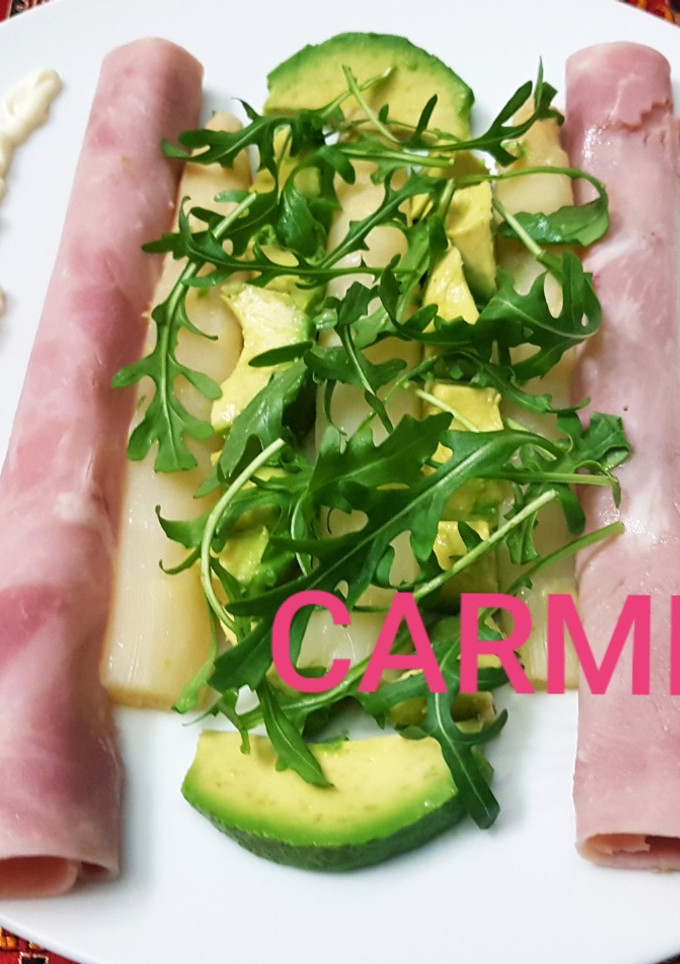 Una foto de Aguacate, espárragos y jamón york