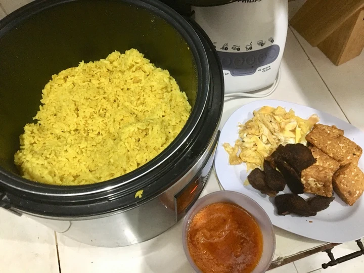 Langkah Mudah untuk Membikin Resep  Nasi kuning enak dan praktis yang Lezat Sekali, Lezat