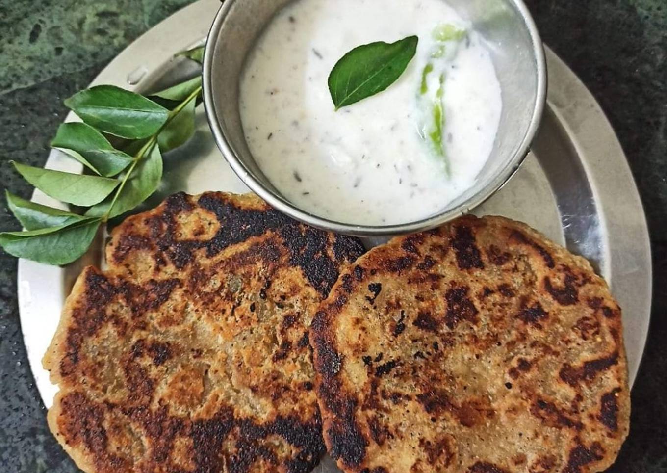 Crispy Rajgira/Amaranth Banana paratha with coconut chutney