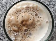 Una foto de milkshake con cafe