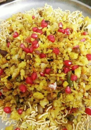 A picture of Healthy Poha with veggies.