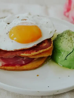 Une photo de Pancakes de Patate Douce façon Eggs Muffin