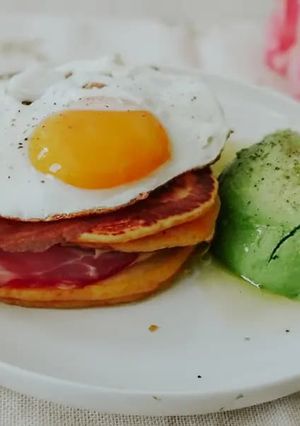 Une photo de Pancakes de Patate Douce façon Eggs Muffin