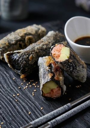 Una foto de Rollitos Crujientes de Salmón en Papel de Arroz