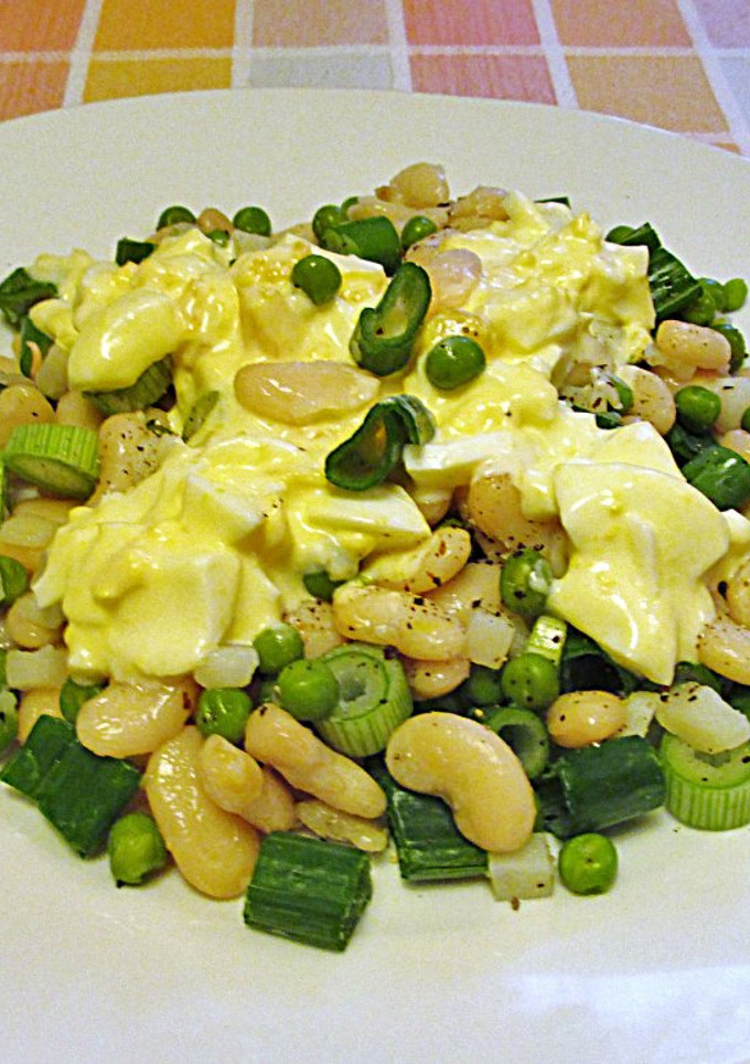 Una foto de Ensalada de alubias con guisantes y huevos- tupper