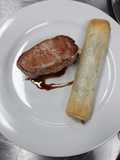 Carré de Cerdo, Strudel de Espinaca con Salsa de Miel y Cerveza