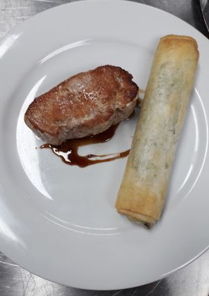 Una foto de Carré de Cerdo, Strudel de Espinaca con Salsa de Miel y Cerveza