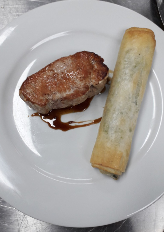 Una foto de Carré de Cerdo, Strudel de Espinaca con Salsa de Miel y Cerveza
