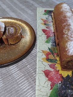 Una foto de Brazo de gitano con zumo de naranja y chocolate