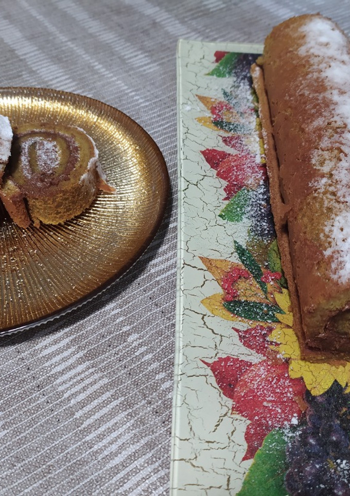Una foto de Brazo de gitano con zumo de naranja y chocolate
